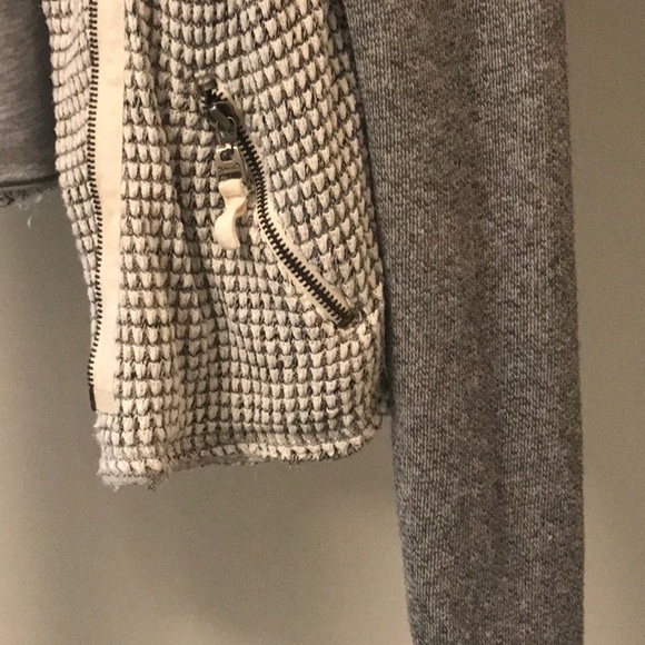 Splendid Grey and White Knit Jacket with Frayed Hem and Navy Accents - Picture 3 of 4